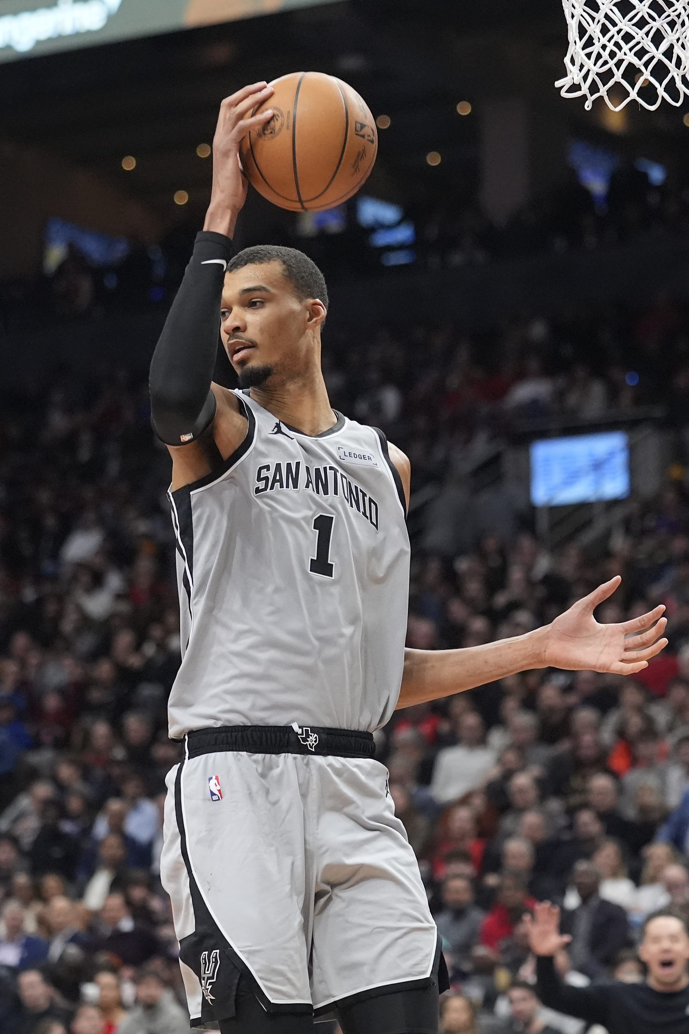 开云-文班自全明星后送出32次帽 联盟断档领先 比第二名怀特多17次