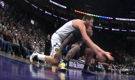 开云-这谁顶得住啊！基昂特·乔治被260斤的约基奇压在身上 表情狰狞！