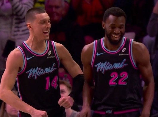 开云体育下载-风卷残云！维金斯速推反击 起飞暴扣打进加罚率队扩大优势