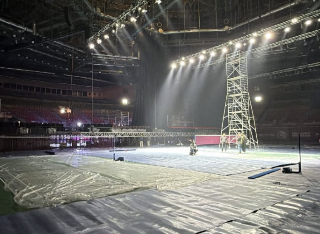 开云app-地板有鸟粪+灰尘弥漫！印度公开赛遭狂批：得戴口罩 选手疯狂退赛