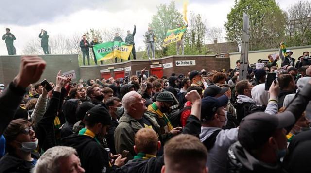 开云体育网址-打砸！飞弹！老特拉福德“美丽风景线”令谁蒙羞？