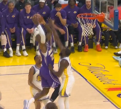 开云-詹姆斯突破途中疑似顶到了“小追梦”！追梦捂裆有些不适